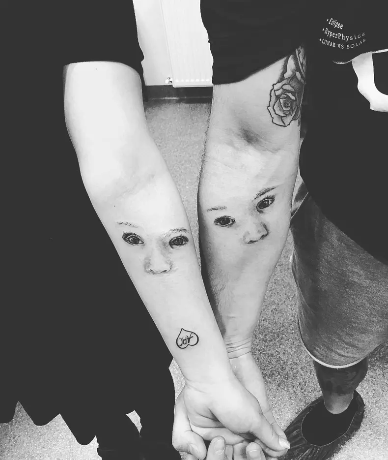 Adda şi Cătălin au un băieţel de 3 ani şi şi-au tatuat pe braţe chipul celui mic