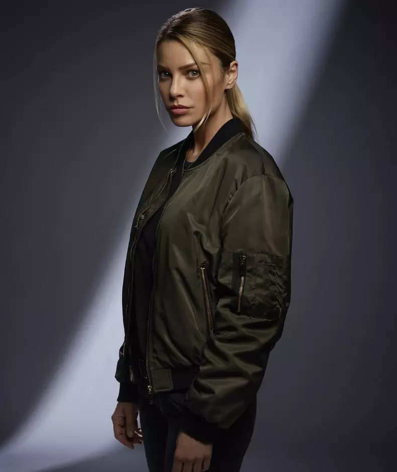 Lauren german as Detective Chloe Decker.