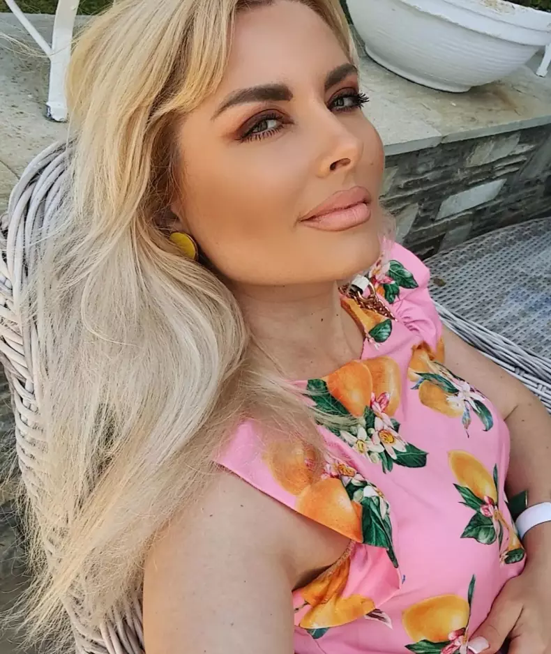 Iana Novac selfie Instagram