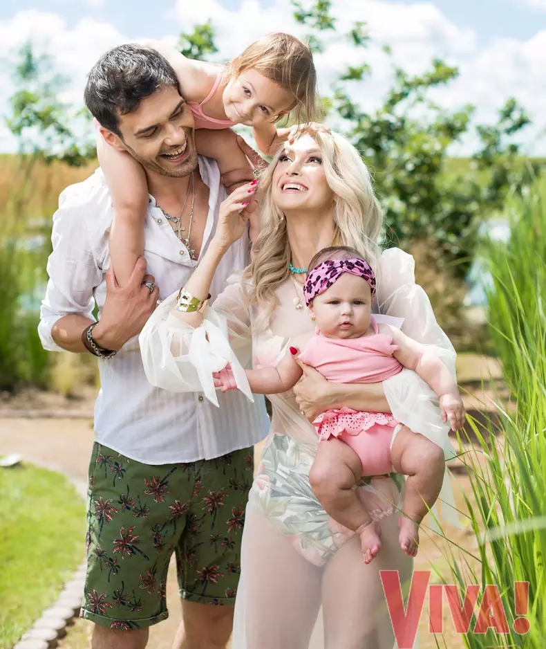 Andreea Bălan, George Burcea și fiicele lor Ella și Clara