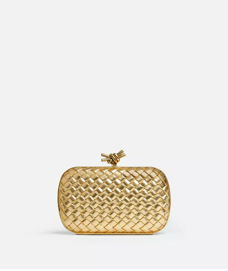 Clutch din piele. Bottega Veneta, 3.700 euro