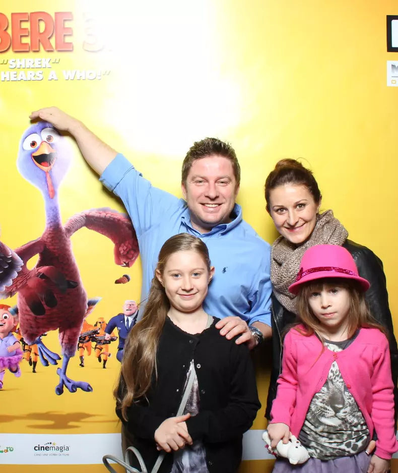 Pavel Bartos impreuna cu sotia sa, Anca, si cele doua fiice, Eva si Rita