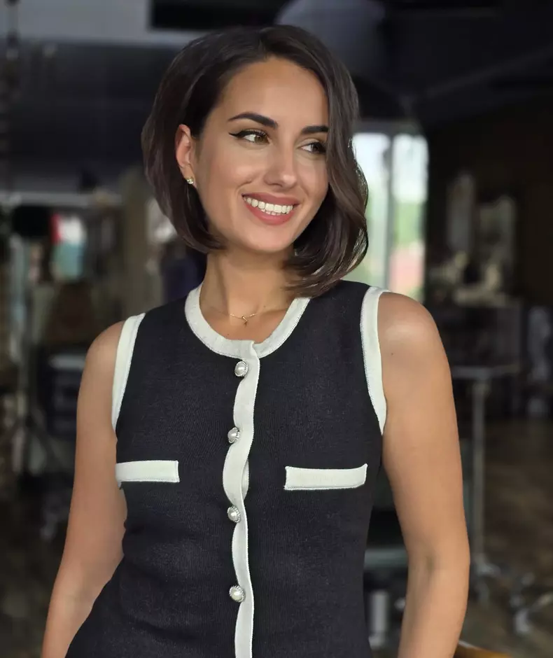 cine-este-Andreea-Stravoiu-12