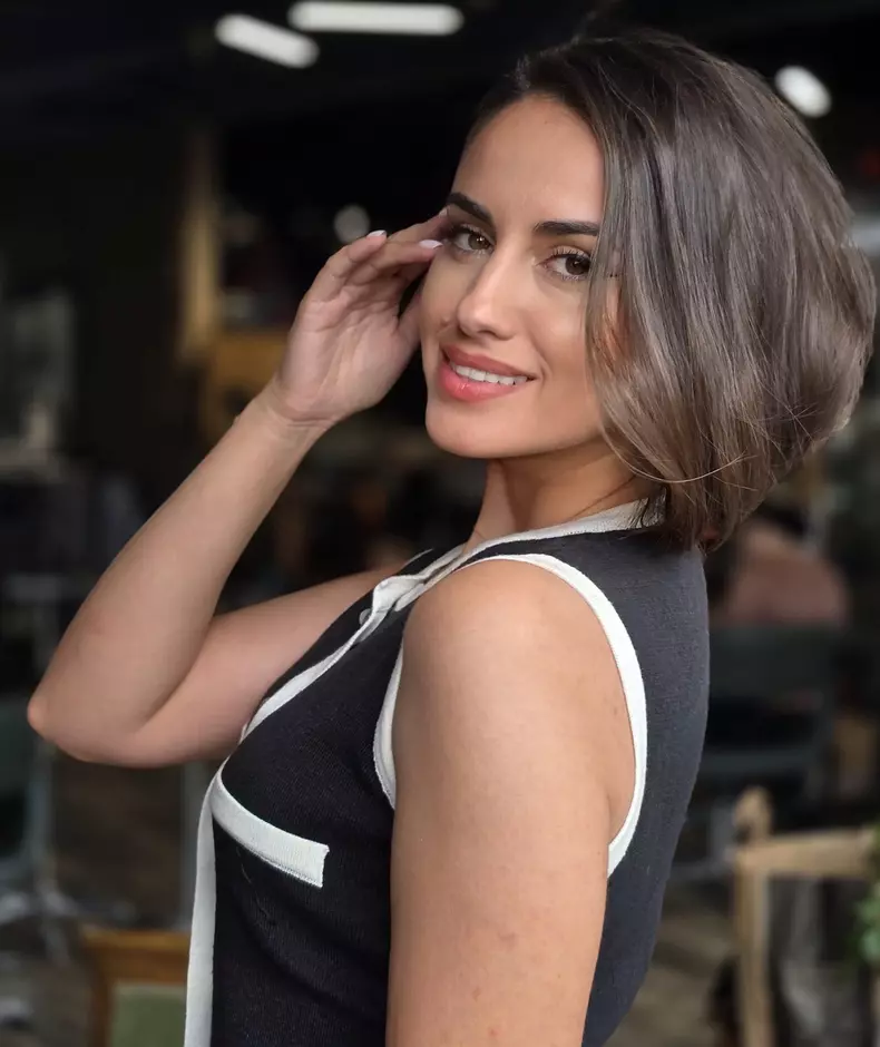 cine-este-Andreea-Stravoiu-6