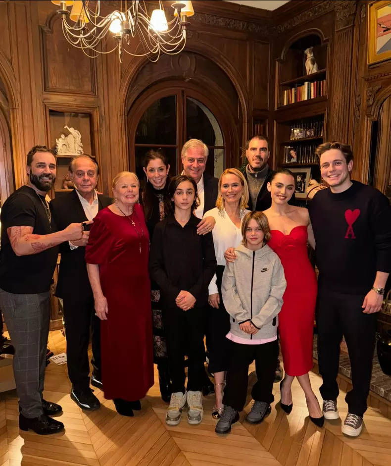 Andreea Esca, soțul ei, Alexandre Eram, copiii lor, Alexia și Aris, și familia omului de afaceri, părinții, sora, cumnatul și nepoții