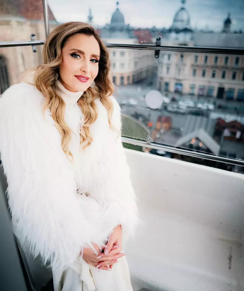 alina sorescu in alb