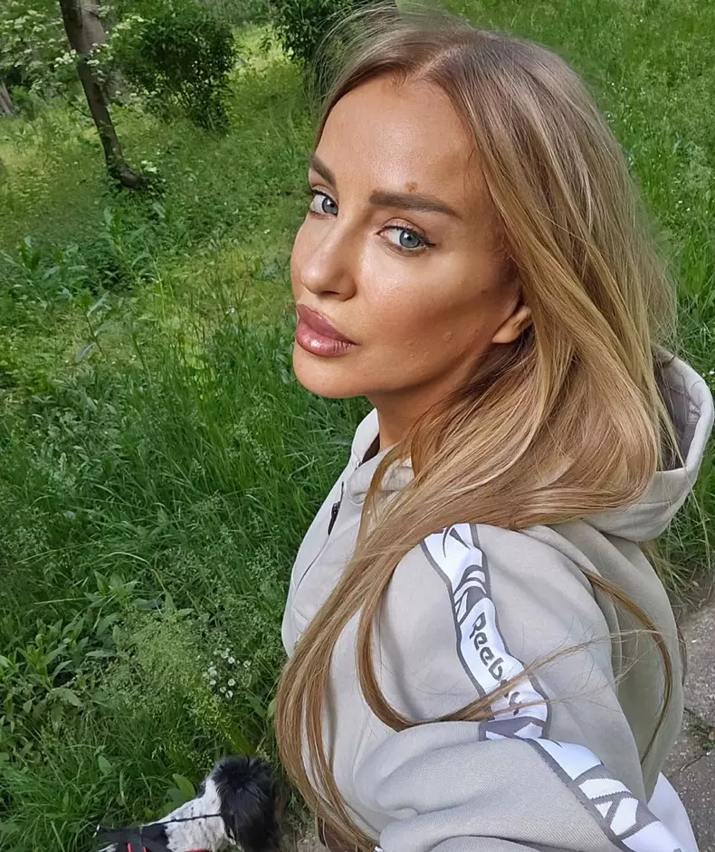 tania budi la iarba verde