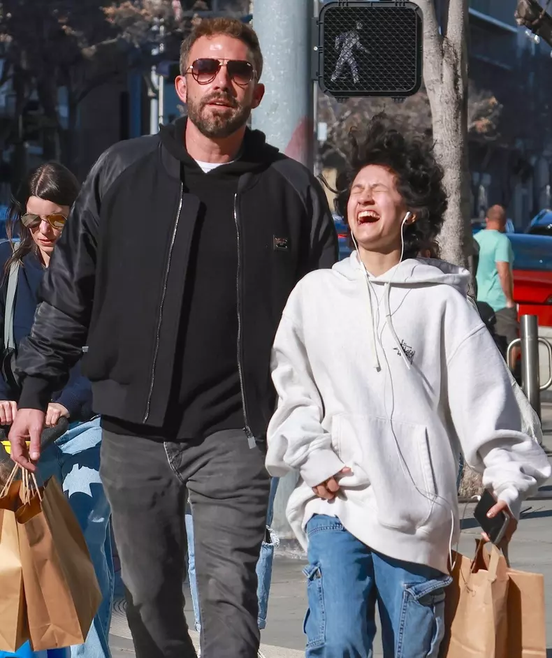 *EXCLUSIVE* Ben Affleck and J-Lo's daughter Emme have a blast in Santa Monica!