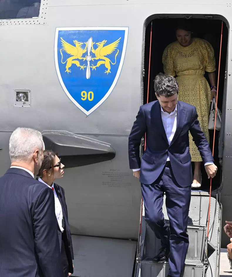 Nicușor Dan și Mirabela Grădinaru la sosire (2)