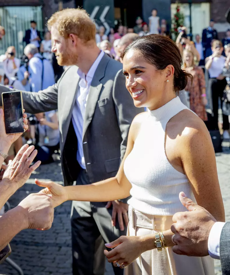 Prințul Harry „e disperat și se agață de Meghan Markle ca o plută de salvare”. De unde vin noile declarații explozive