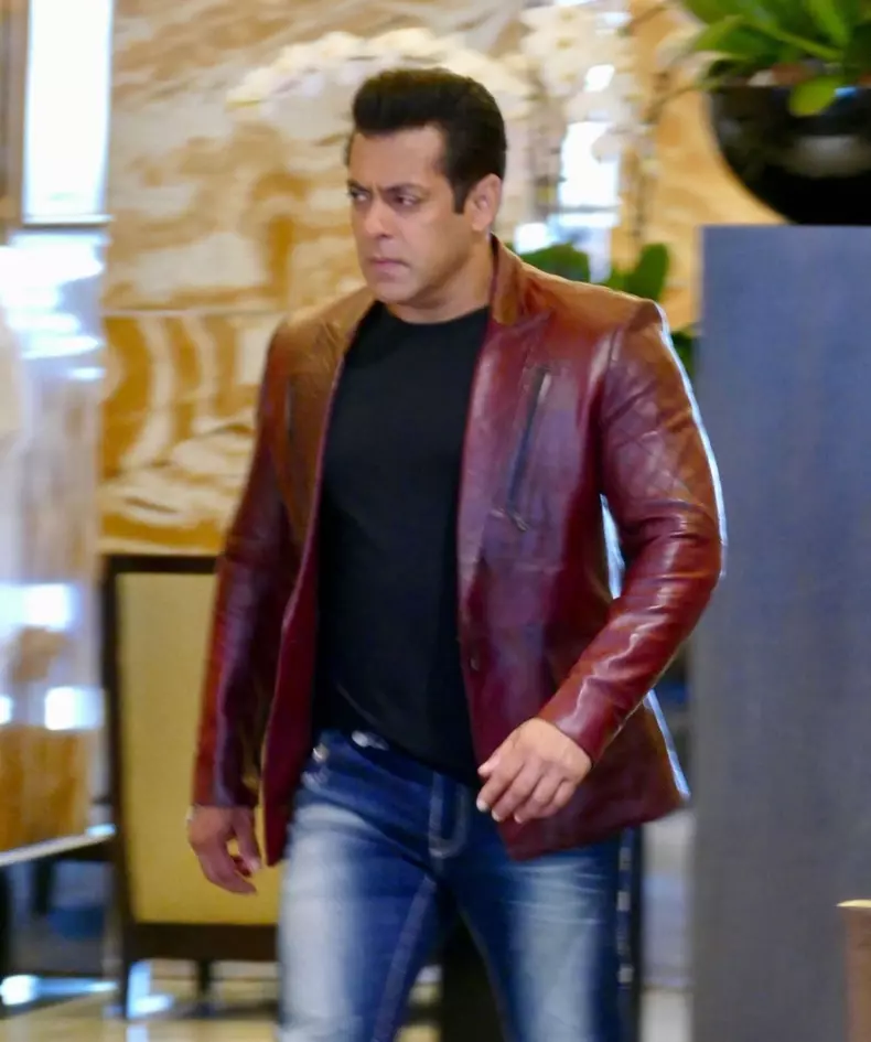 *EXCLUSIVE* **PICTURES TAKEN ON THE 02/04/18** Salman Khan Seen filming in the intercontinental hotel in Abu Dhabi