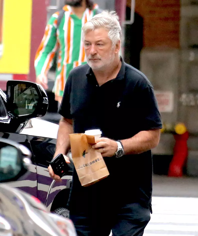 Alec Baldwin, acuzat de omor prin imprudență în cazul împușcării fatale a regizoarei Halyna Hutchins. Ce riscă acum actorul