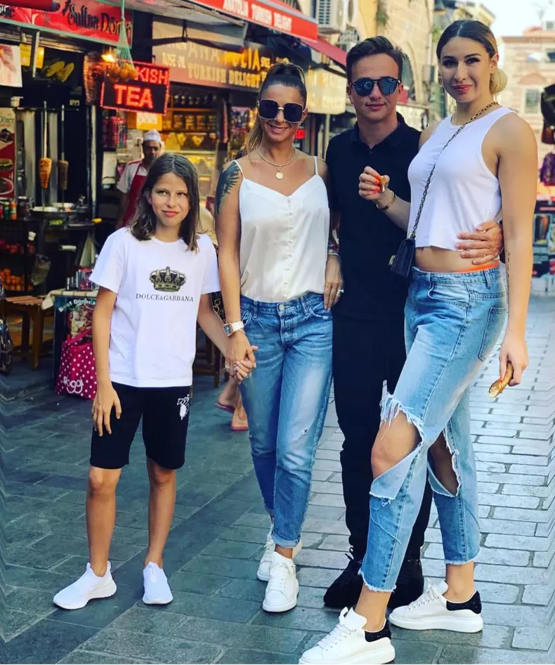 Anamaria Prodan și familia ei