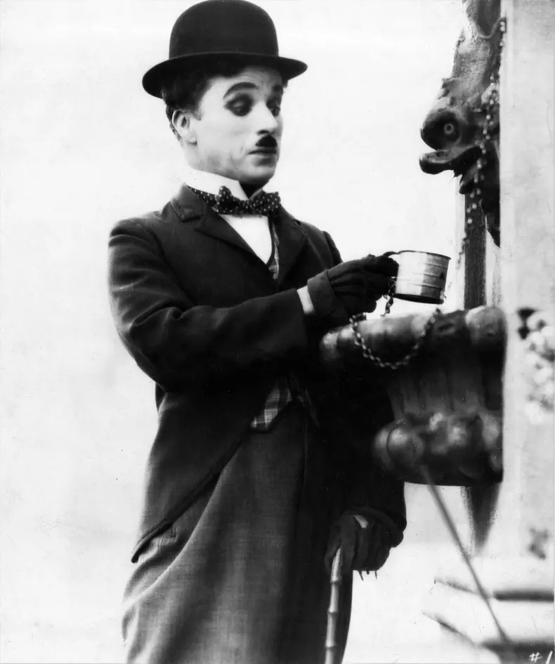 CHARLIE CHAPLIN as the Tramp in CITY LIGHTS 1931 written and directed by CHARLES CHAPLIN silent movie comedy with music score  Charles Chaplin Productions / United Artists