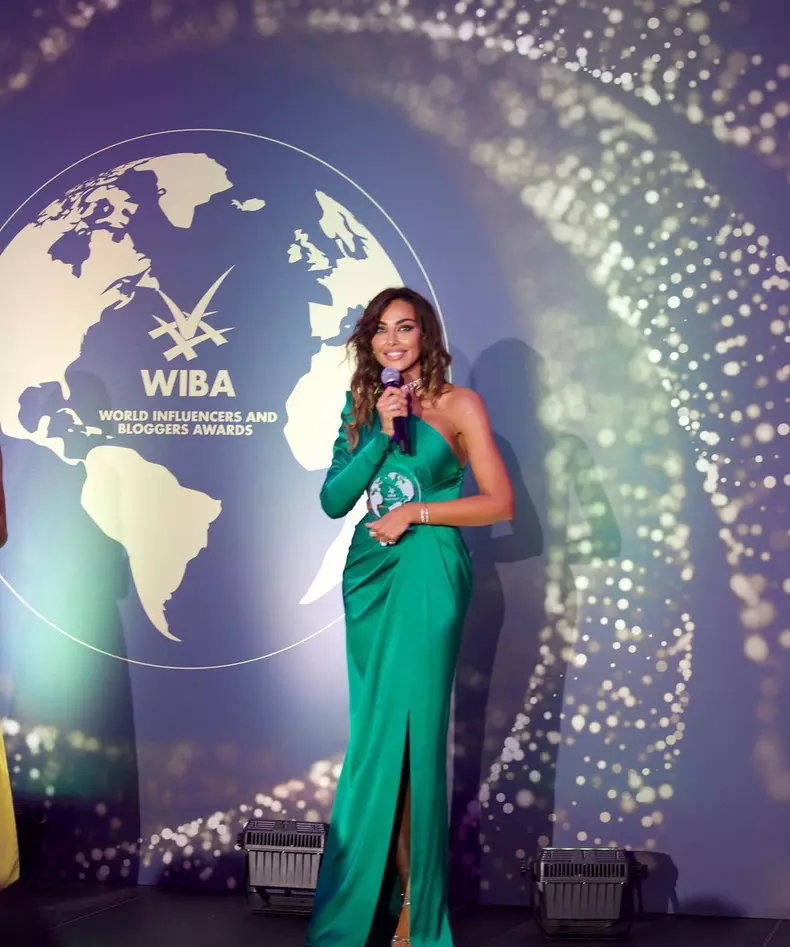 Mădălina Ghenea a întors toate privirile la Cannes. Cum s-a pozat pe covorul roșu (3)
