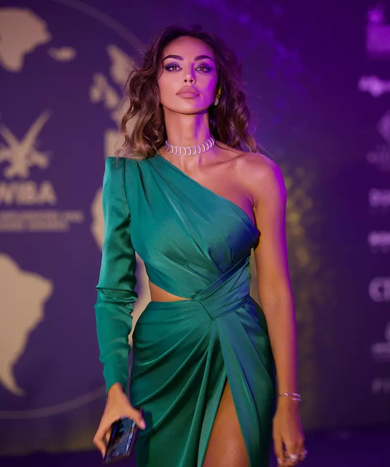 Mădălina Ghenea a întors toate privirile la Cannes. Cum s-a pozat pe covorul roșu (4)