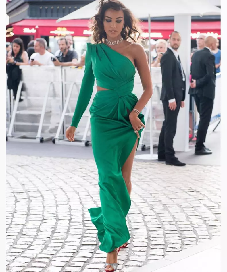 Mădălina Ghenea a întors toate privirile la Cannes. Cum s-a pozat pe covorul roșu (7)