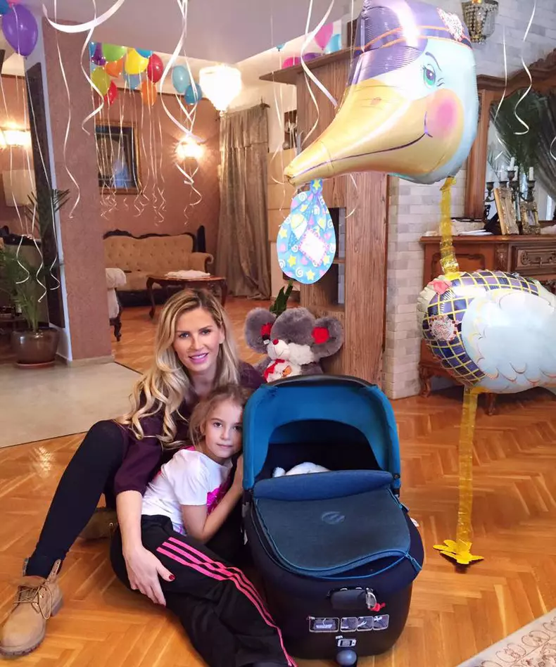 Andreea Bănică alături de fiica ei, Sofia, și fiul ei, Noah Andrei