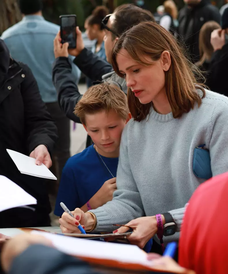 Jennifer Garner signs autographs as she leaves basketball game between the Los Angeles Lakers and the Golden State Warriors at Crypto.com Arena