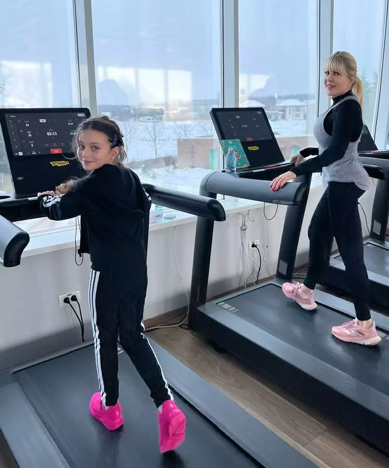 elena-udrea-fiica-eva-sala-de-fitness