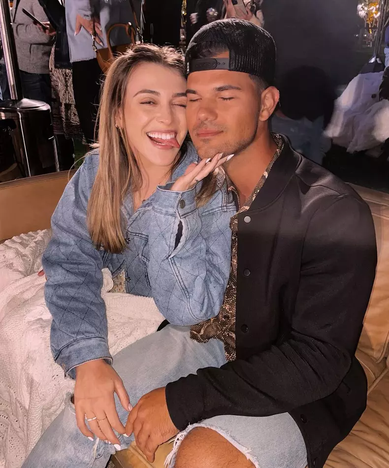 Taylor-Lautner-si-iubita-lui-s-au-logodit-1