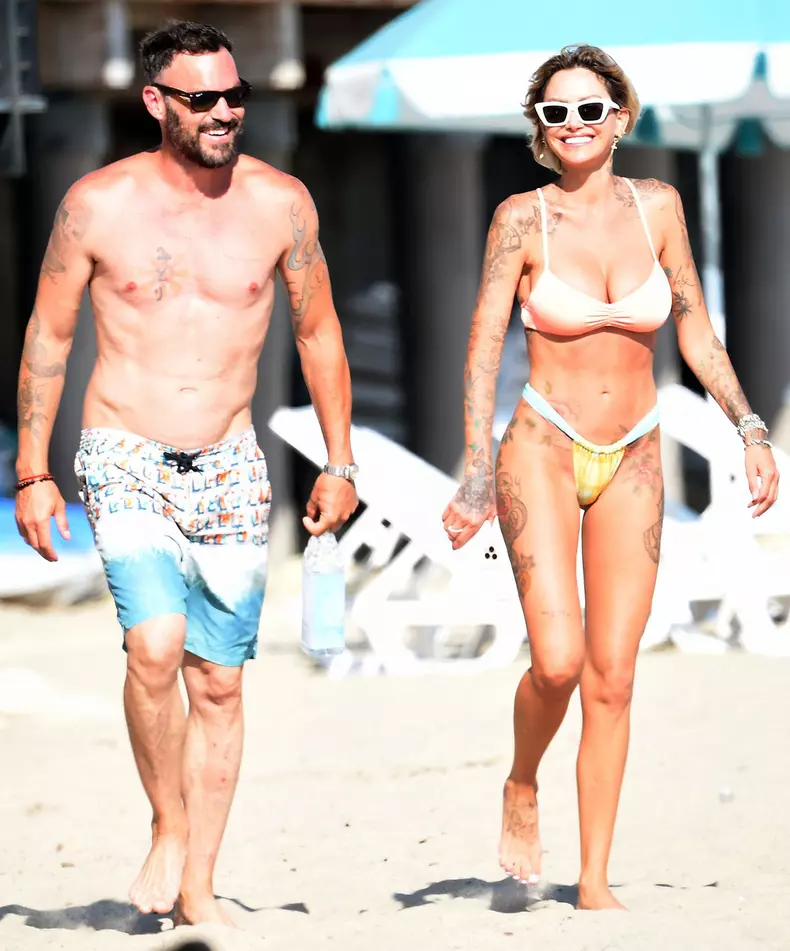 *NO WEB UNTIL 1PM EDT 2ND SEPT PREMIUM EXCLUSIVE* Brian Austin Green and Tina Louise get into their swimsuits for a beach date