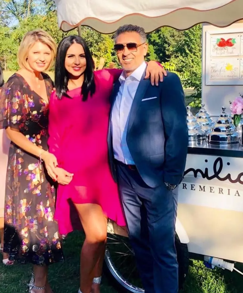 Lavinia, la botezul micuţului Alexandru, alături de doi prieteni buni, foarte probabil naşii fiului ei şi al lui Ştefan Bănică