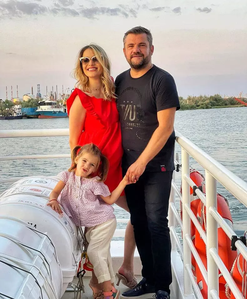 Viorel Șipoș, soția lui, Georgiana, și fiica lor, Rebeca