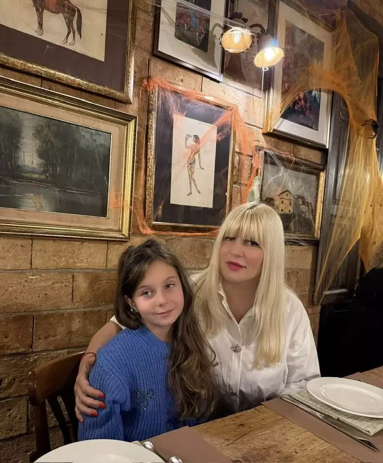 elena udrea si eva la restaurant