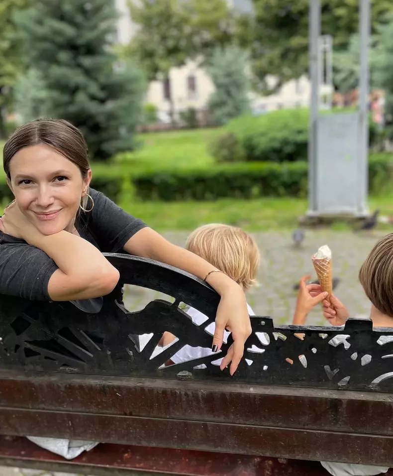 Adela Popescu și fiii ei, Alexandru și Andrei