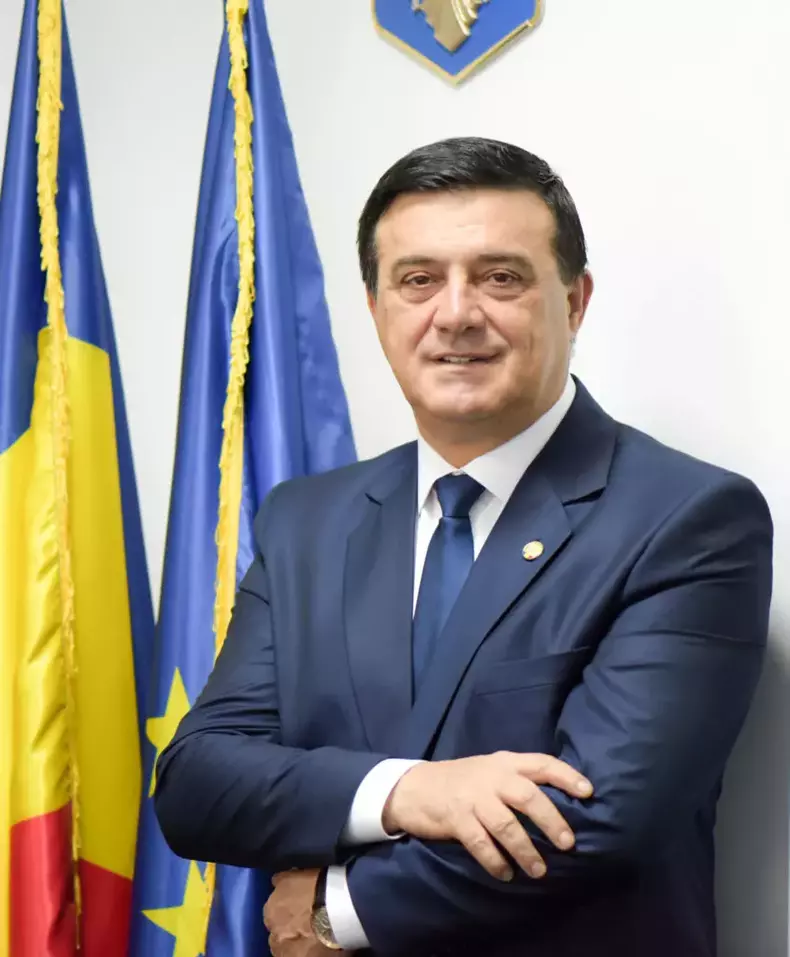 niculae-badalau-acuzarii-845x1024-1