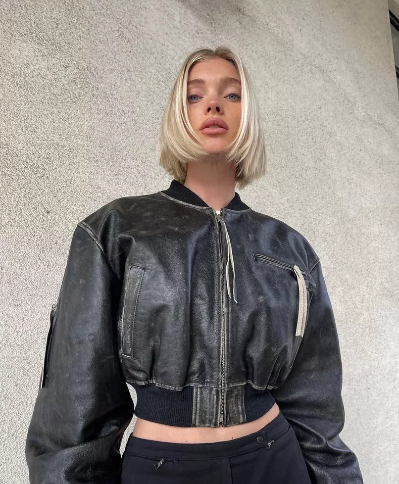 Helsa Hosk, cu tunsoarea în forma literei C