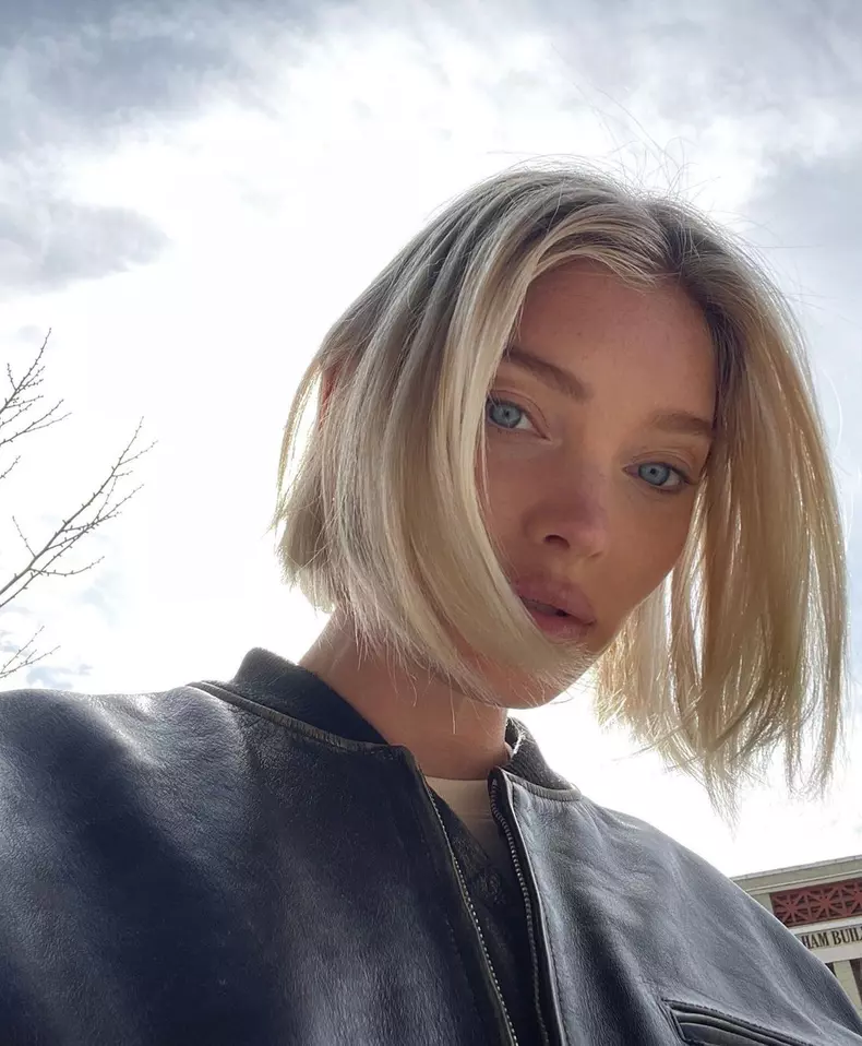 Helsa Hosk, cu tunsoarea în forma literei C
