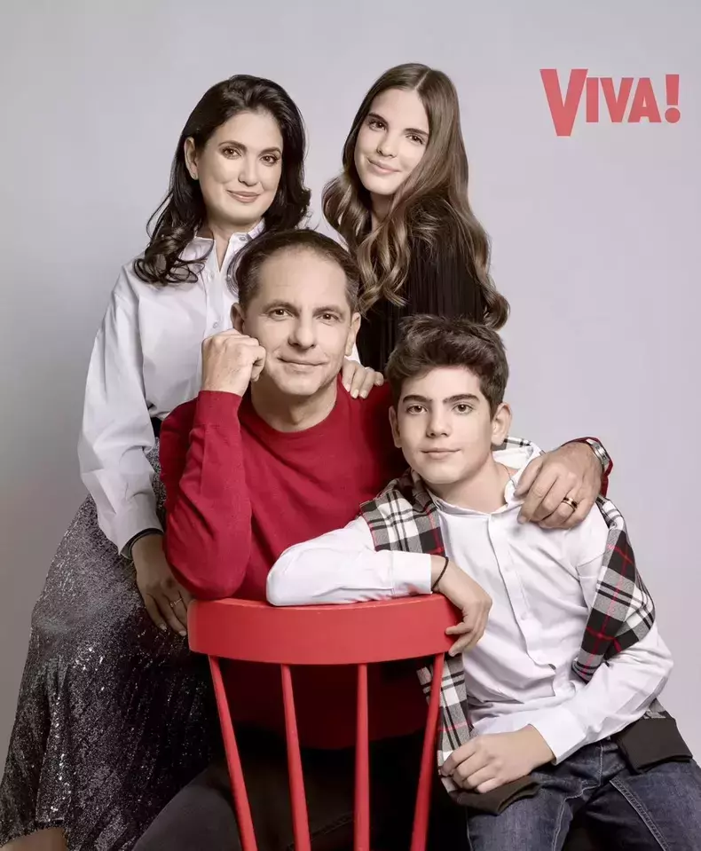 dan-negru-sotia-lui-codruta-si-copiii-lor-dara-si-bogdan-in-revista-viva