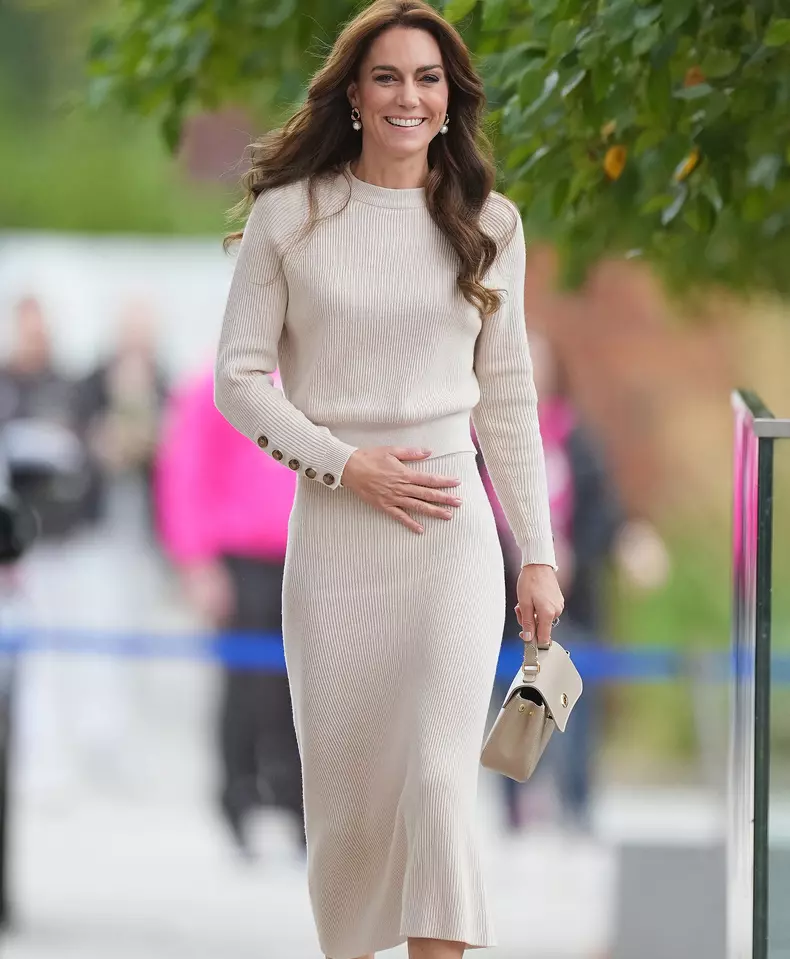 Kate Middleton set bej tricot realizat la Piatra Neamț