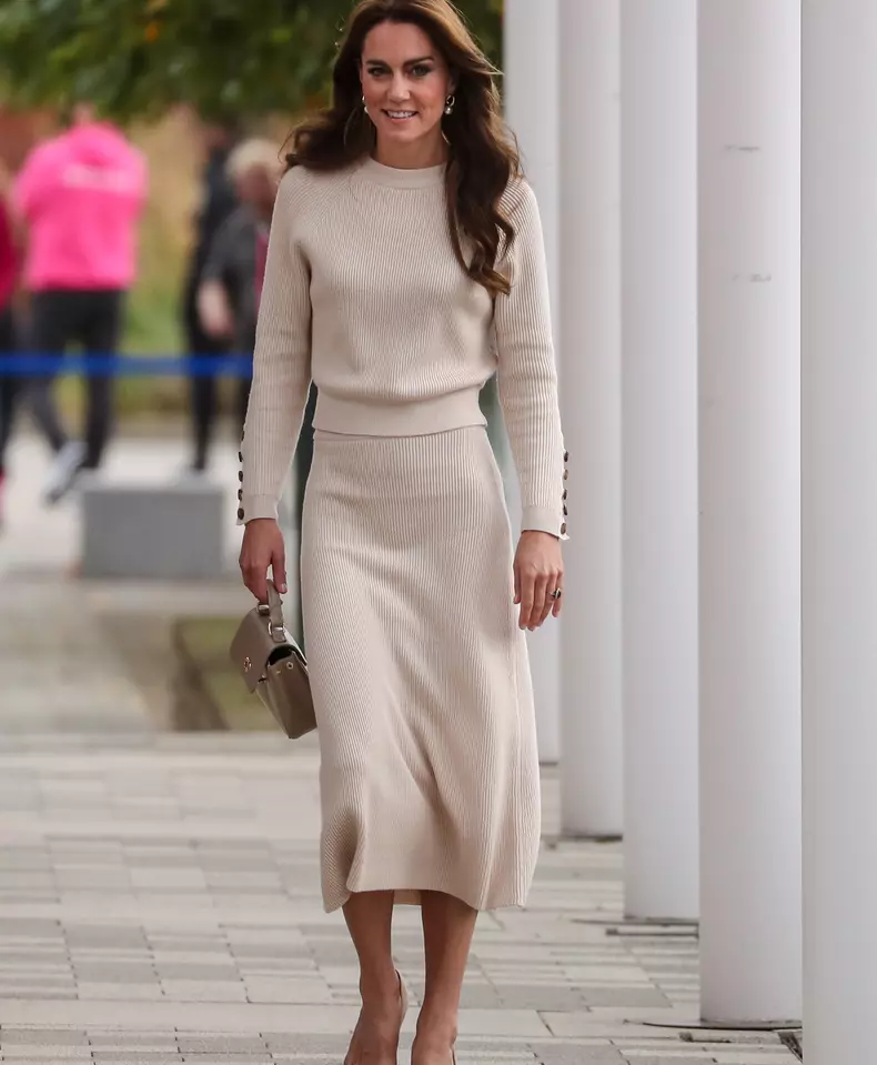 Kate Middleton set bej tricot realizat la Piatra Neamț
