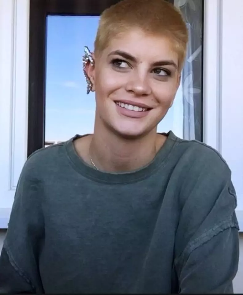 Laura Giurcanu rasă în cap 2016