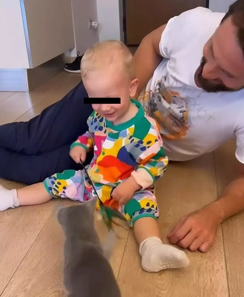 Dani Oțil copil băiat Luca Tiago pisică motan Cenușă