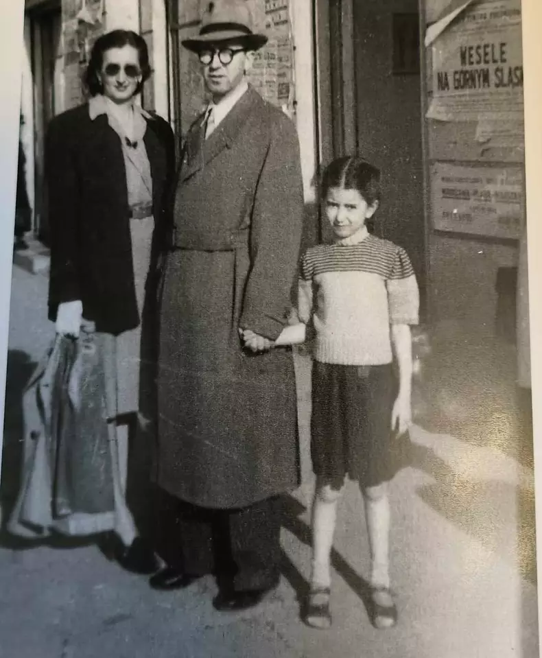 Mioara Roman cu părinții ei în Polonia (1947)