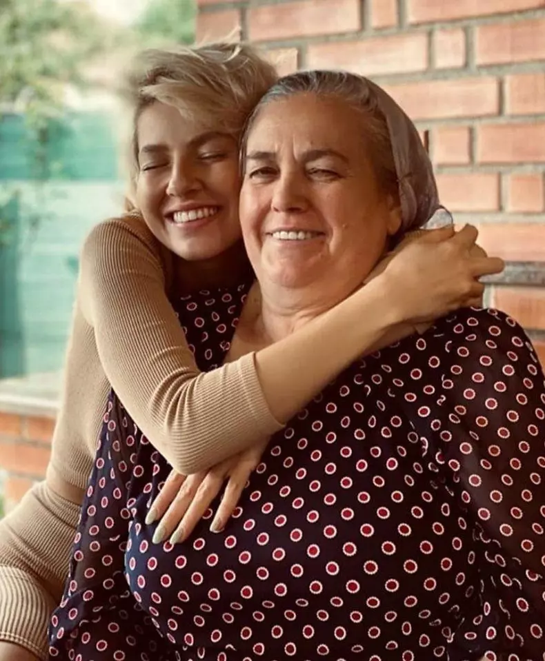 Lidia Buble și mama ei, Rahela Buble