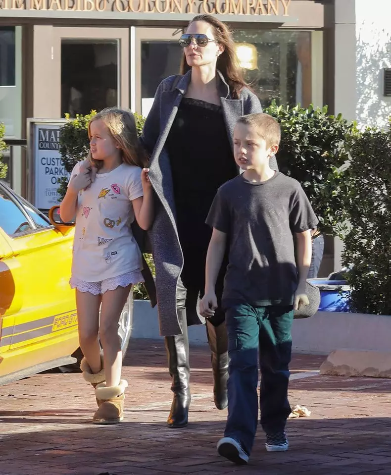 Vivienne, Angelina Jolie și Knox (2017)