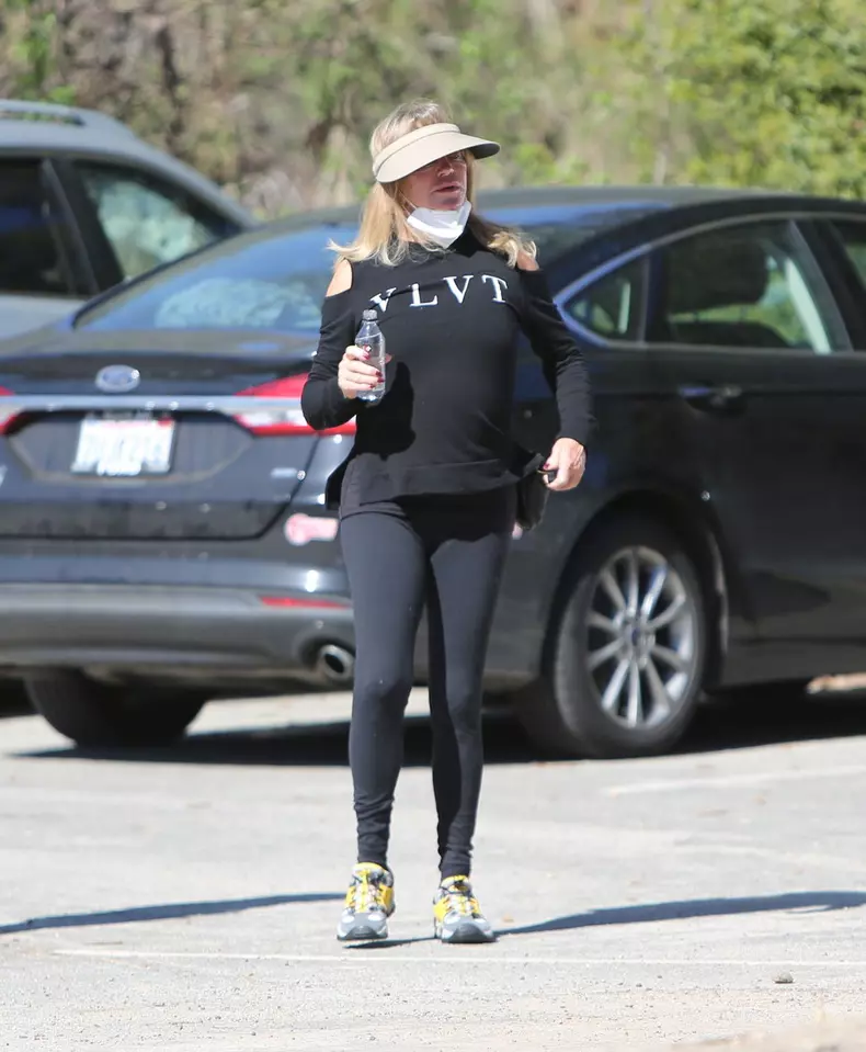 PREMIUM EXCLUSIVE Goldie Hawn Soaks Up The Sun Rays During Afternoon Hike With A Girlfriend