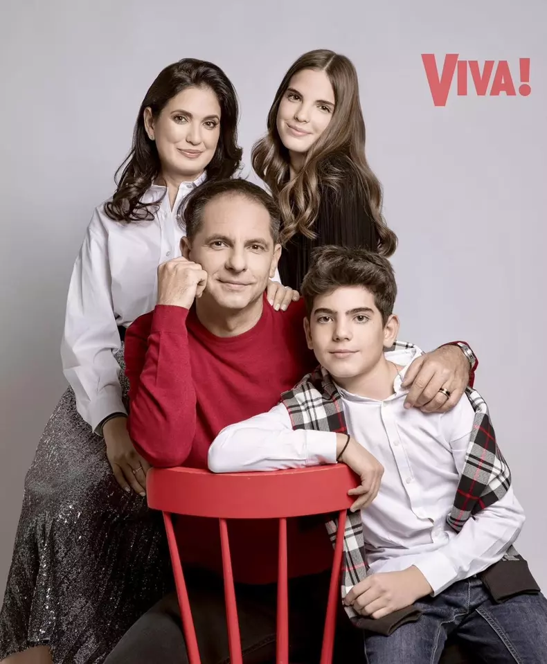 dan-negru-sotia-lui-codruta-si-copiii-lor-dara-si-bogdan-in-revista-viva