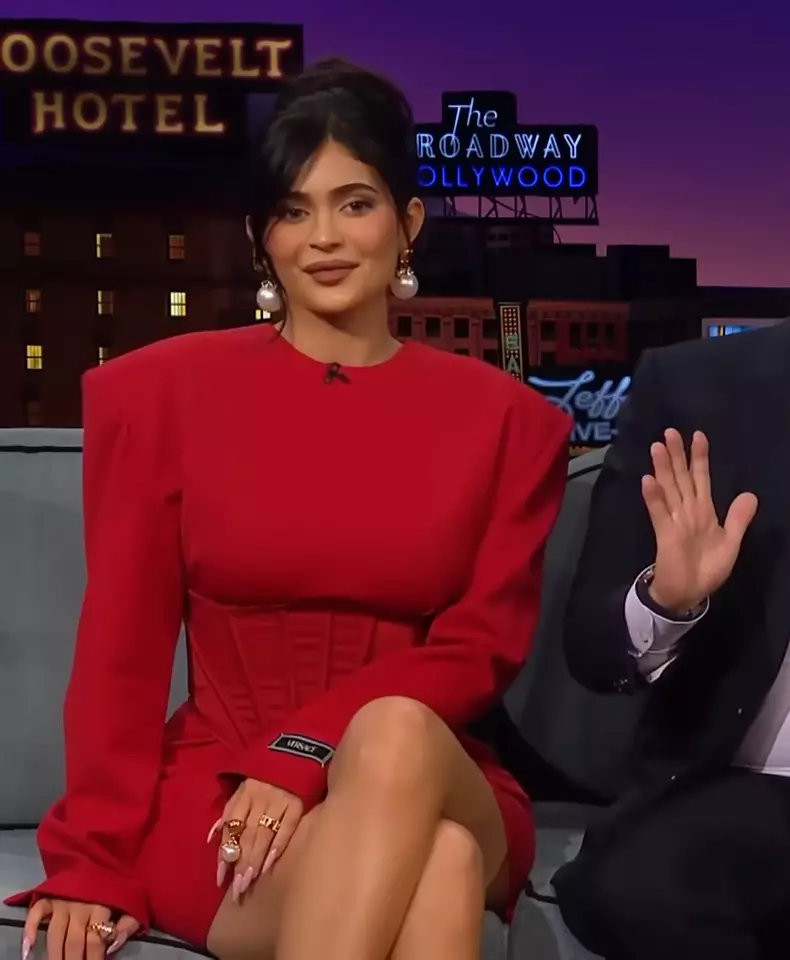 Kylie Jenner Late Show James Corden rochie mini Versace roșie