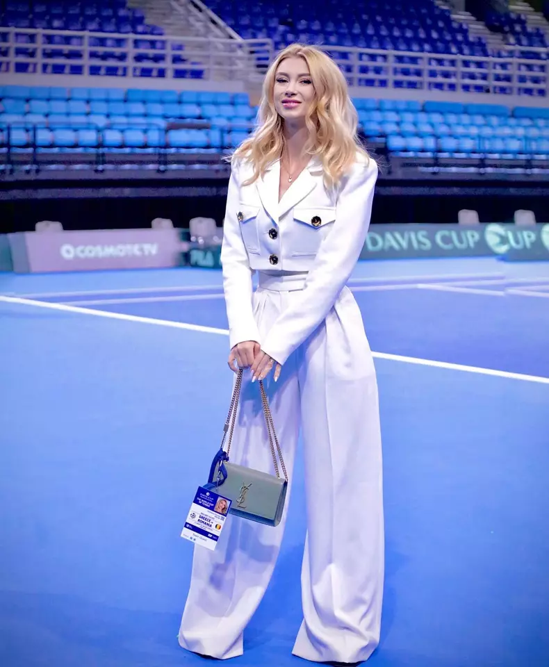 Andreea Bălan sacou cropped alb