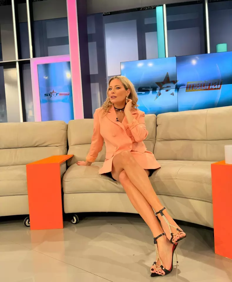 Laura Cosoi sacou piersică