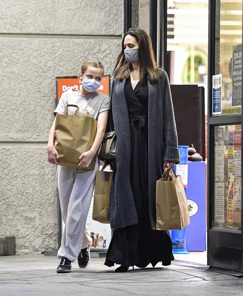 EXCLUSIVE: Angelina Jolie Does Some Grocery Shopping With Daughter Vivienne at Gelson's Supermarket in Hollywood, CA.