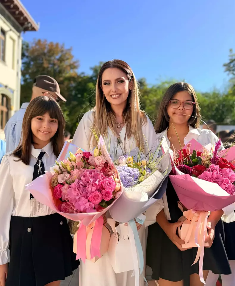 Alina Sorescu alături de fetele sale în prima zi de școală (4)