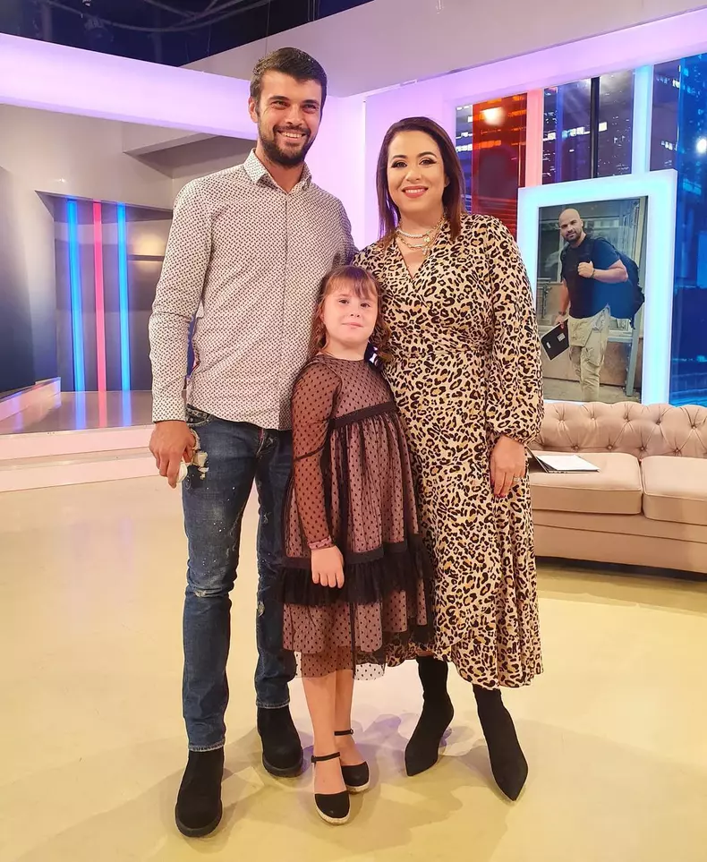 Oana Roman, soțul ei și fiica lor Isabela