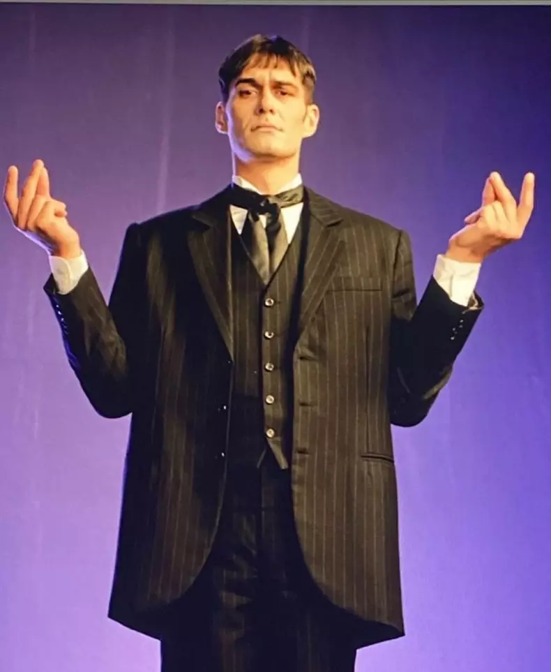 cine-sunt-actorii-care-joaca-in-serialul-wednesday-netflix-8